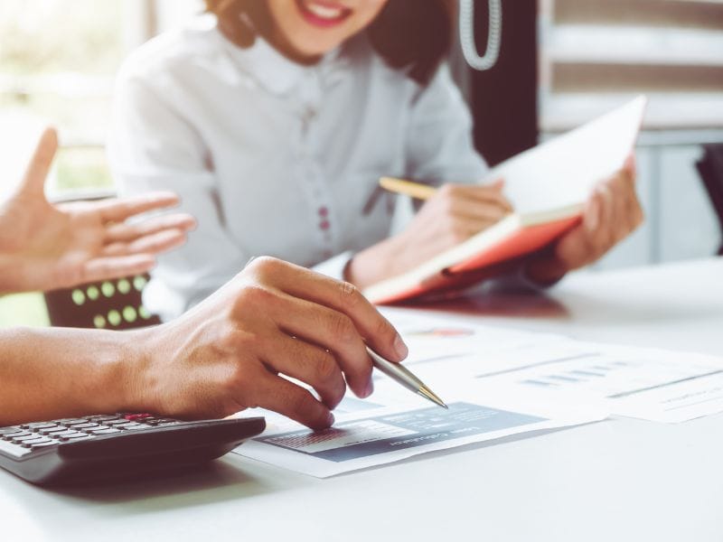 consulente finanziario mostra grafico a donna sorridente