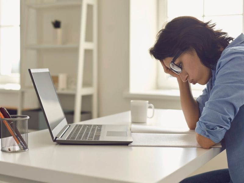 ragazza triste davanti al computer