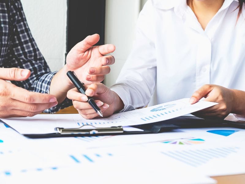 consulente finanziario indipendente mostra grafici al cliente