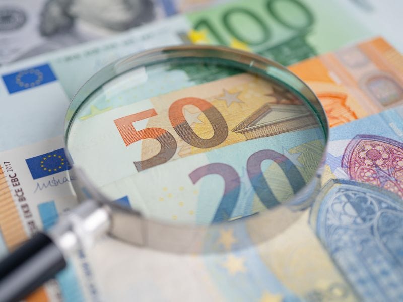 banconote di euro con lente di ingrandimento