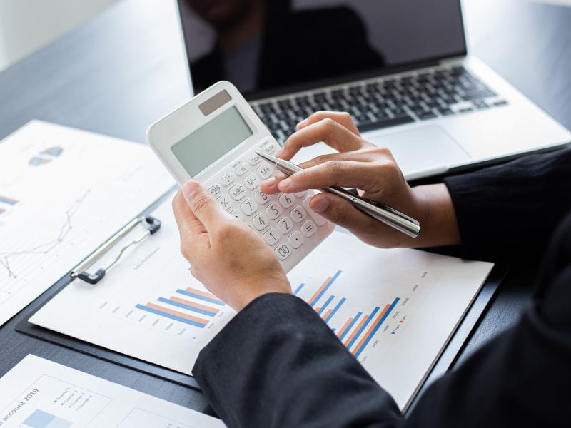 uomo con calcolatrice guarda il conto corrente