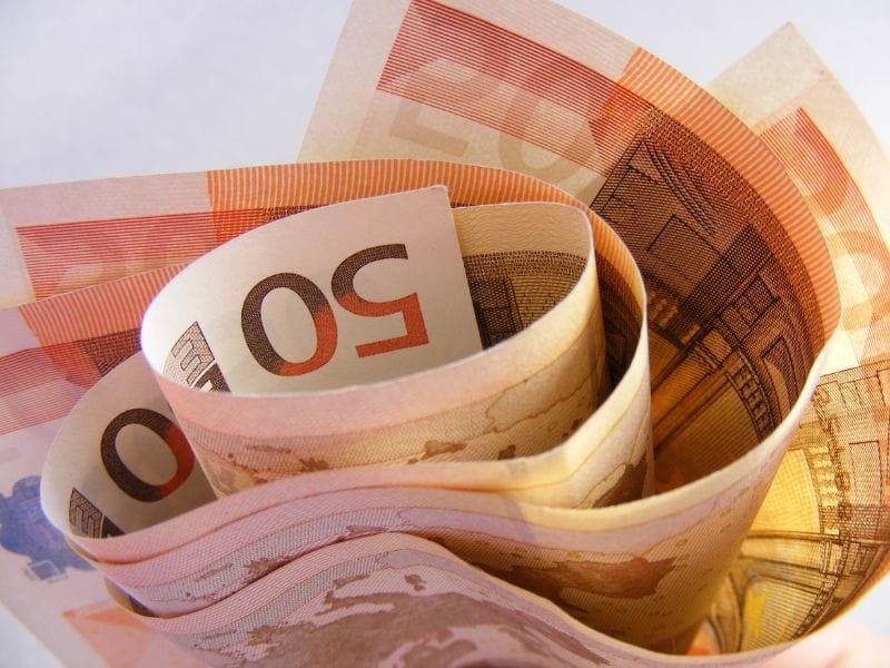 banconote da euro 50 arrotolate