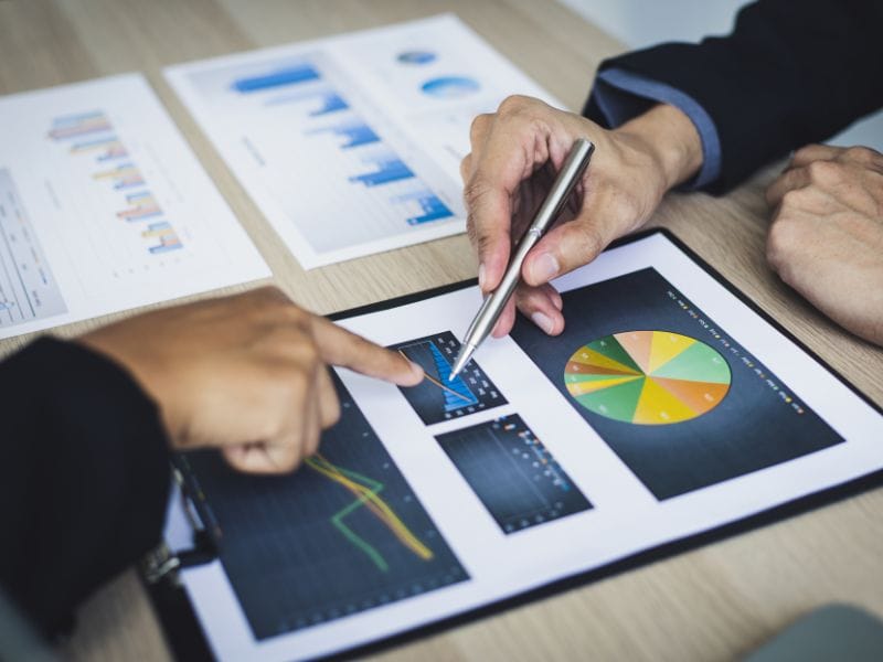 consulenza finanziaria due uomini indicano un grafico