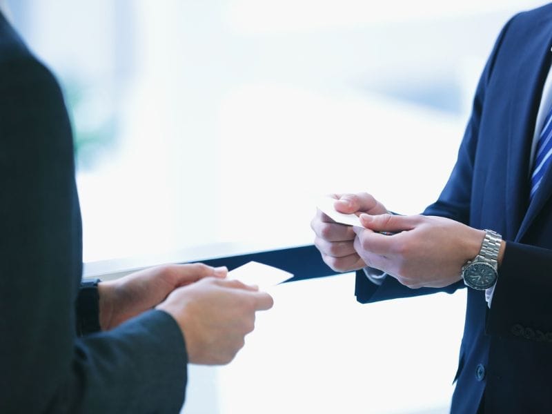 due persone si scambiano dei foglietti di carta