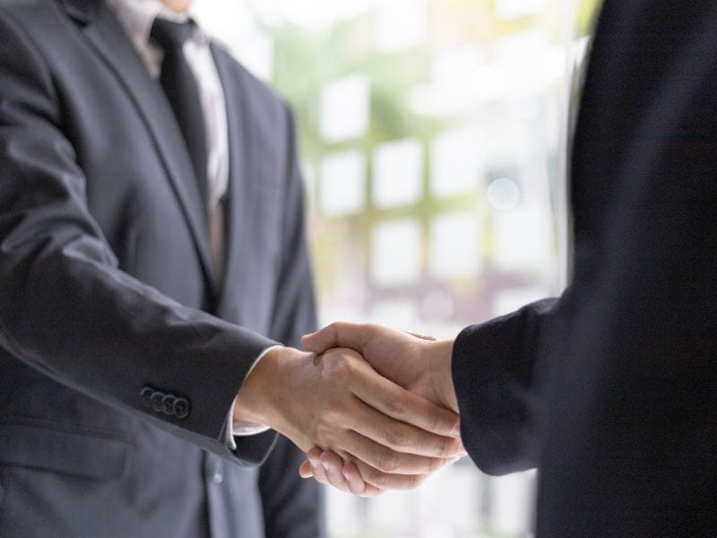 stretta di mano tra due uomini