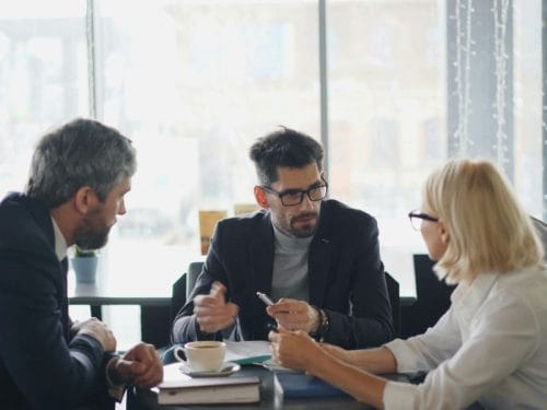 consulente indipendente finanziario parla con due clienti