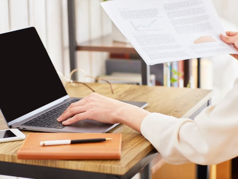 donna legge un documento finanziario