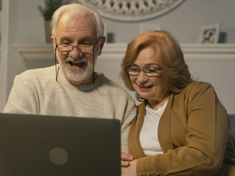 coppia soddisfatta dopo avere ricevuto aiuto dal consulente indipendente finanziario