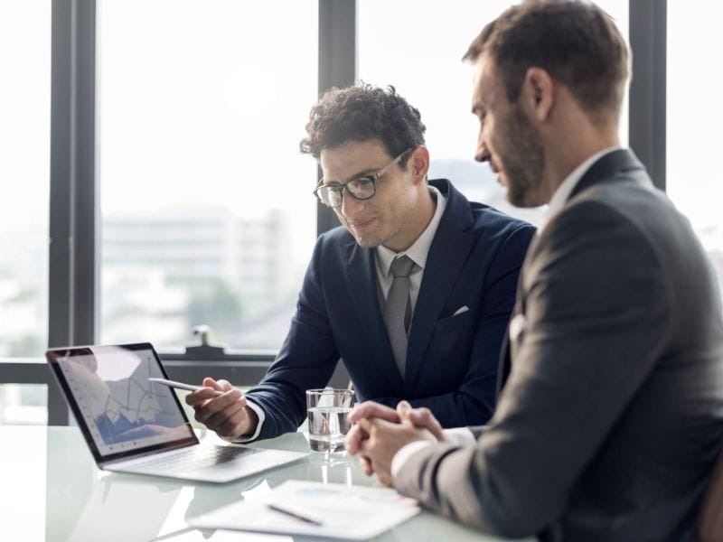 due uomini durante delle consulenze finanziarie