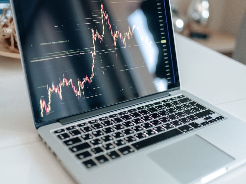 computer con grafico di azioni in borsa
