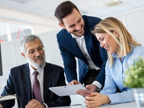 due uomini e una donna durante una consulenza finanziaria