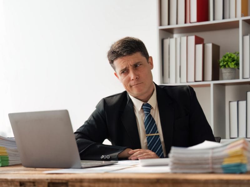 uomo guarda perplesso il computer