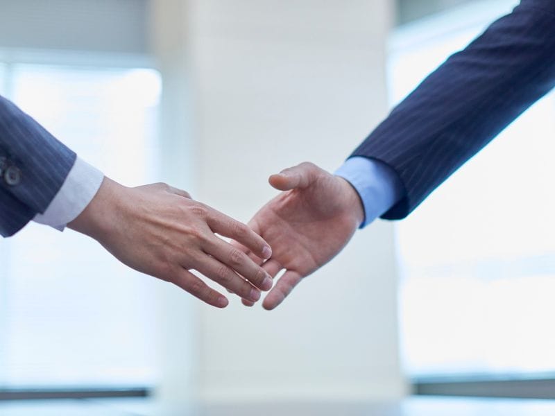 stretta di mano tra consulenti finanziari e clienti