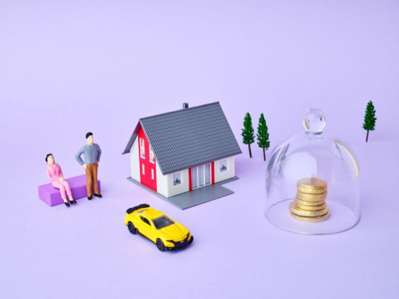 modellino di casa, auto, persone a soldi