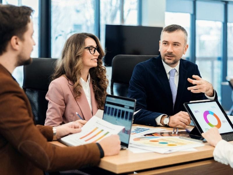 consulenti finanziari indipendenti al lavoro in ufficio