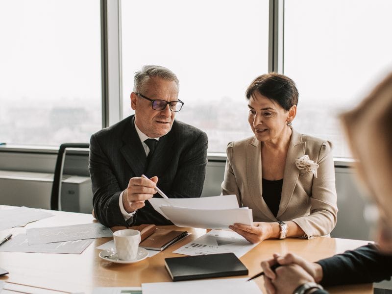 uomo e donna guardano un documento in ufficio